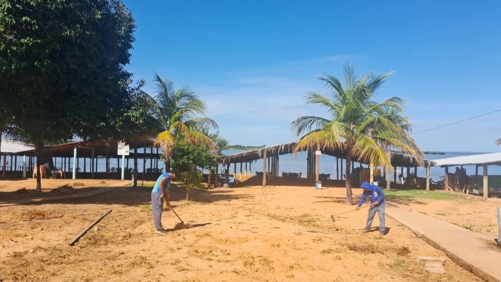 Serviço de rastelamento na Praia do Caju
