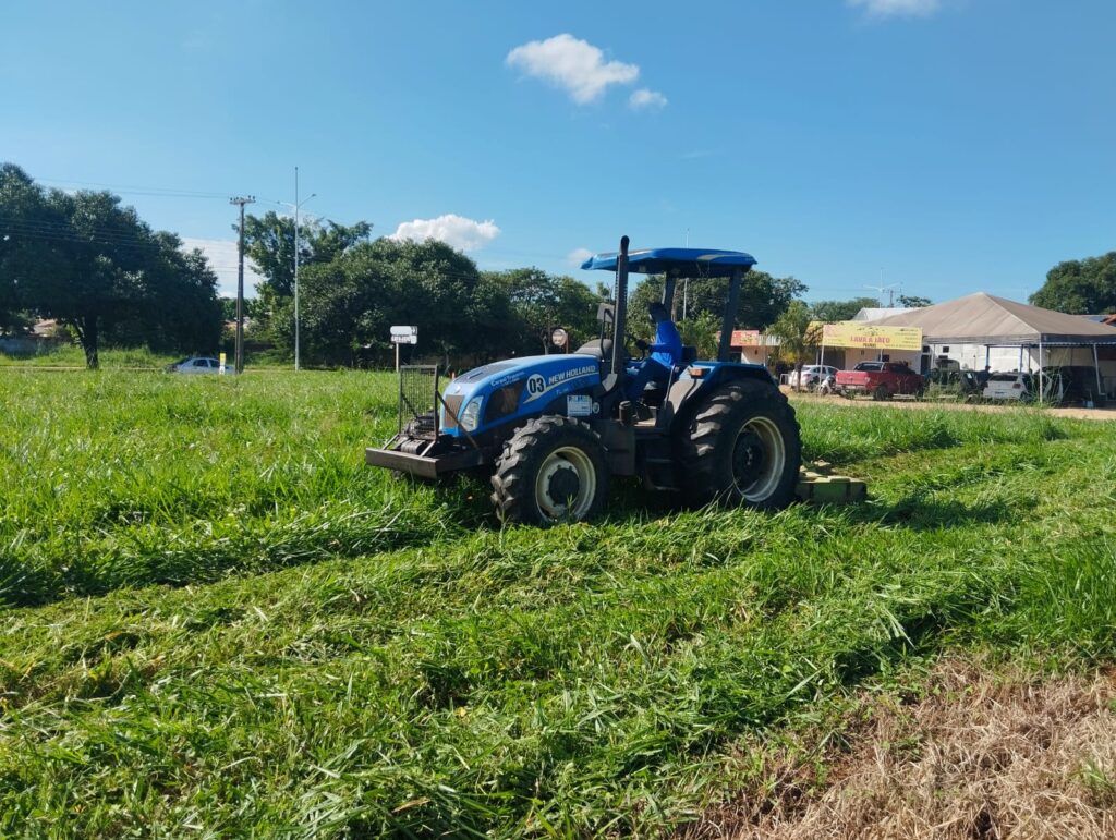 Roçagem com trator na quadra Arne 13 (108 norte)