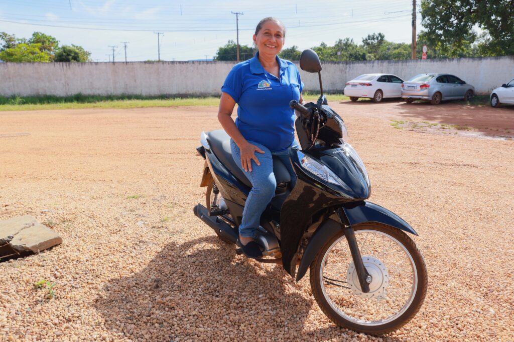 Agente de saúde Maria Sônia Santana Oliveira, com sua nova motocicleta