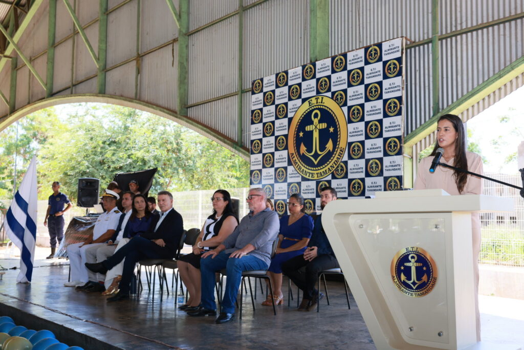 Secretária Débora Guedes destacou o empenho dos formandos como exemplo de liderança para a escola e para a sociedade /Foto: Edu Fortes