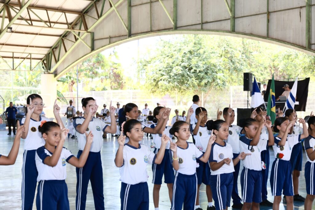 alunos dos 8º e 9º anos receberam Alamares de sala de aula pela formação no Curso de Fiscais de Sala / Foto: Edu Fortes