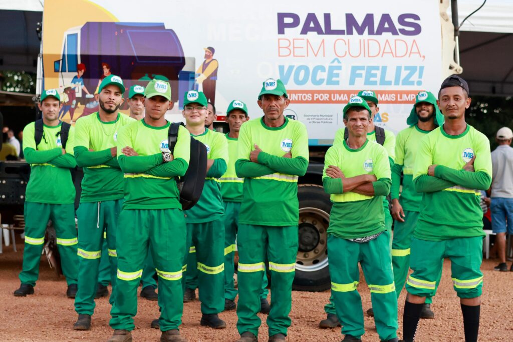 Profissionais de limpeza urbana de Palmas durante evento festivo em comemoração ao Dia do Gari - Foto: Flávio Cavalera