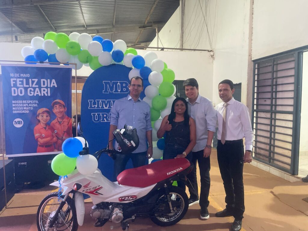 Gari de varrição, Ana Carla Silva ganhou uma moto no sorteio - Foto: Divulgação
