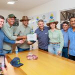 Prefeito Eduardo Siqueira recebe certificado do governador Wanderlei Barbosa