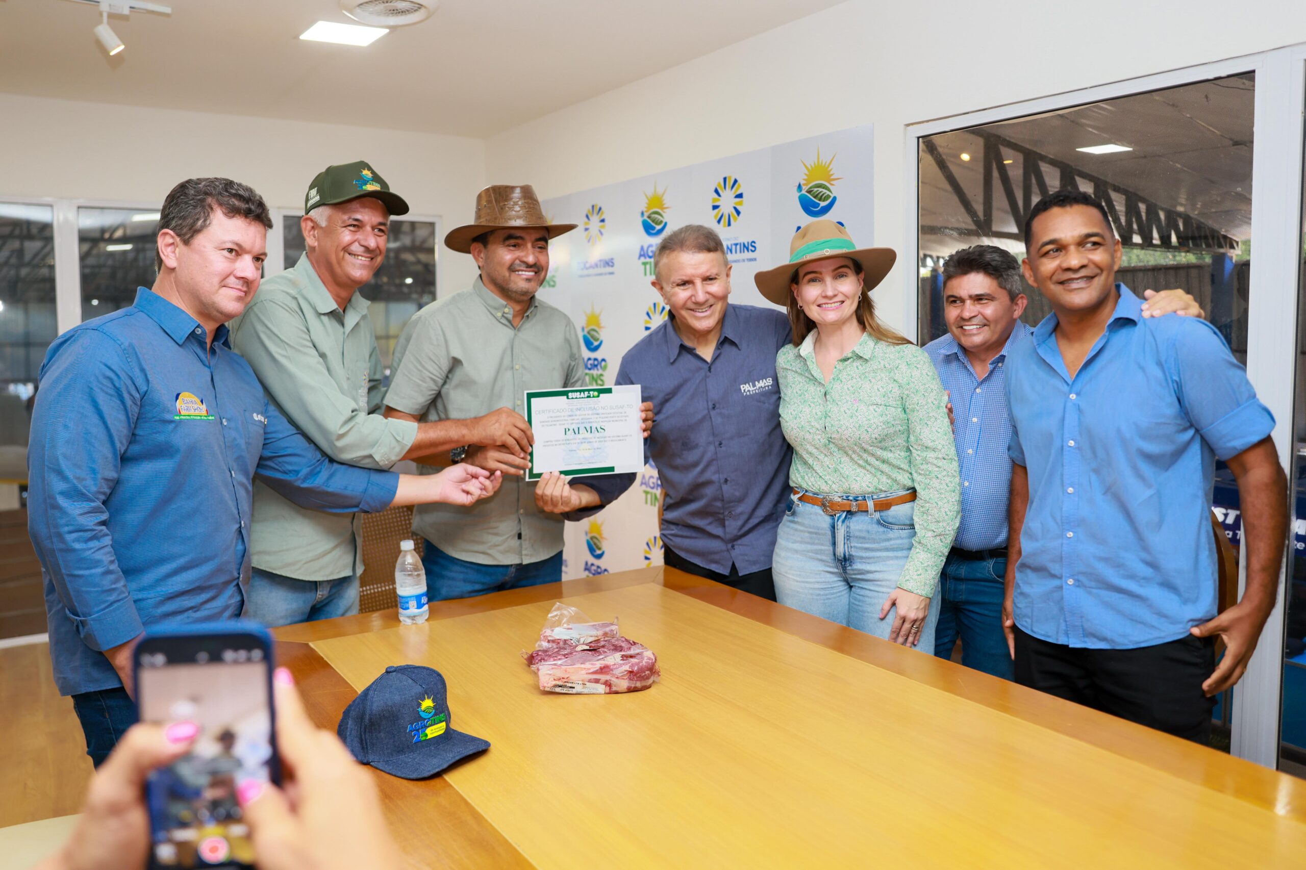 Prefeito Eduardo Siqueira recebe certificado do governador Wanderlei Barbosa
