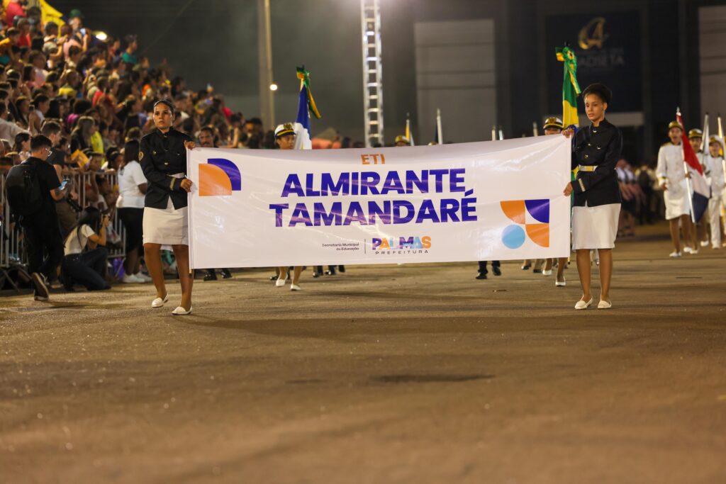 ETI Almirante Tamandaré finalizou o desfile com crianças representando os ex-prefeitos e ex-prefeitas; Gael Siqueira Campos, representou o pai, atual prefeito Eduardo Siqueira Campos / Foto: Regiane Rocha