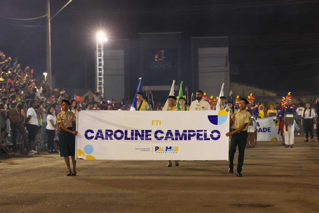 ETI Caroline Campelo iniciou com a Ala das Bandeiras e a Fanfarra / Foto: Regiane Rocha