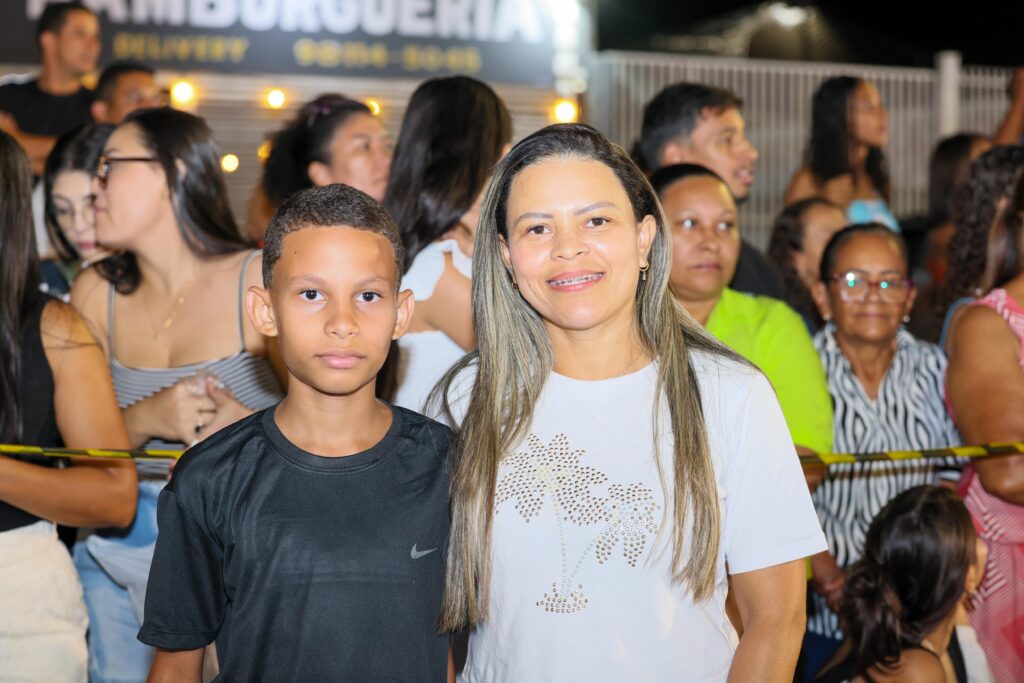 Tatiane Pereira Alves e seu filho Gabriel Fonseca Alves, chegaram bem cedo para garantir um bom lugar e não perder nenhuma atração / Foto: Regiane Rocha