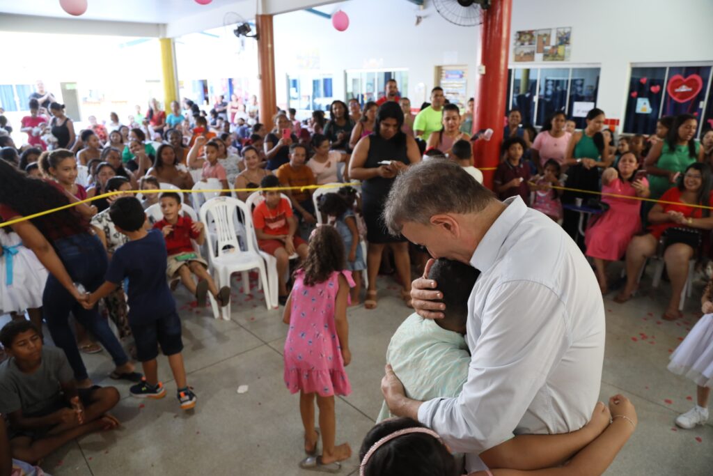 Prefeito Eduardo Siqueira Campos participa de evento em homenagem às mães, no Jardim Taquari / Foto: Edu Fortes
