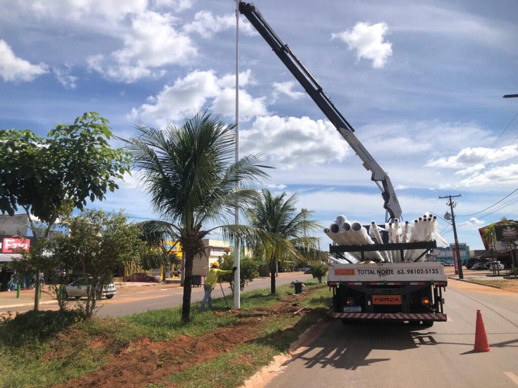 Estão sendo instalados 71 postes, equipados com 114 luminárias de LED - Foto: Divulgação
