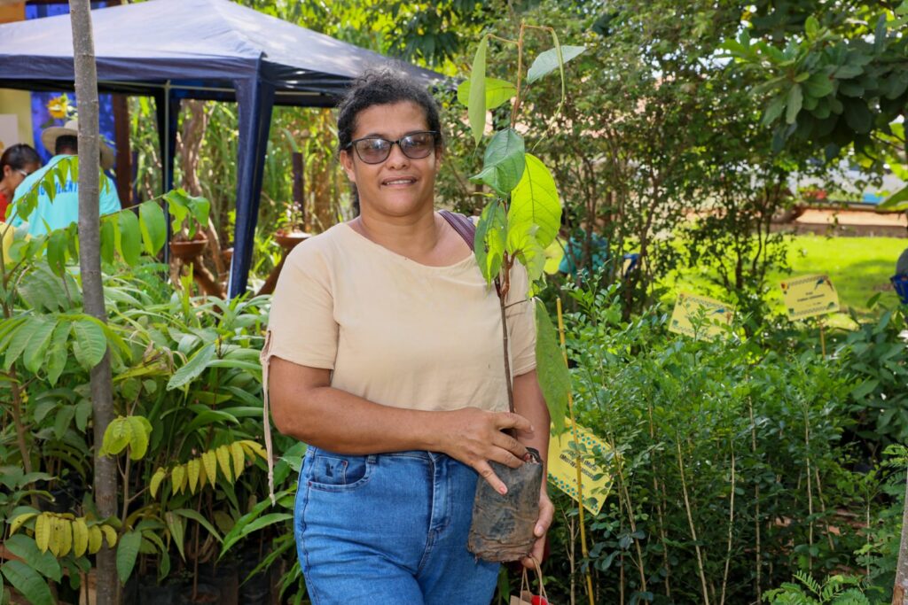 Valdete Neto de Souza levou uma muda de cupuaçu para sua propriedade rural - Foto: Lia Mara