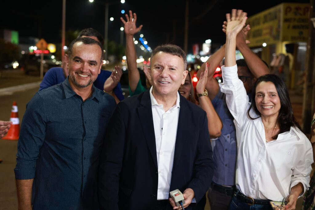 Prefeito Eduardo Siqueira inaugura iluminação no canteiro central da principal avenida do Taquari - Foto: Flávio Cavalera 