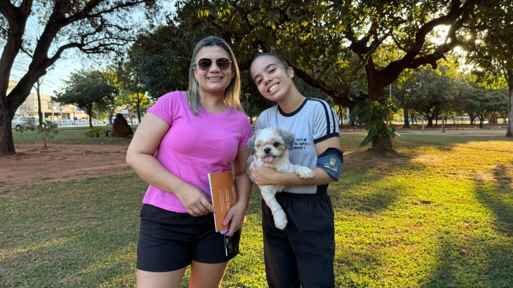 Servidora pública Leide Campos, de 45 anos, levou a cadelinha Amora, de 4 anos, para tomar a primeira dose da vacina antirrábica - Foto: Gabriela Letrari