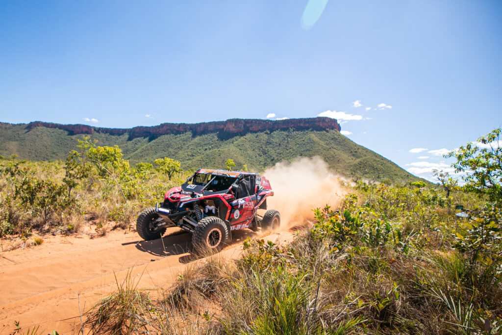 Competição vale pelo Brasileiro de Rally Raid e a maior parte das provas ocorre em ambientes jalapoeiros - Foto: Milton Júnior - PhotoAction