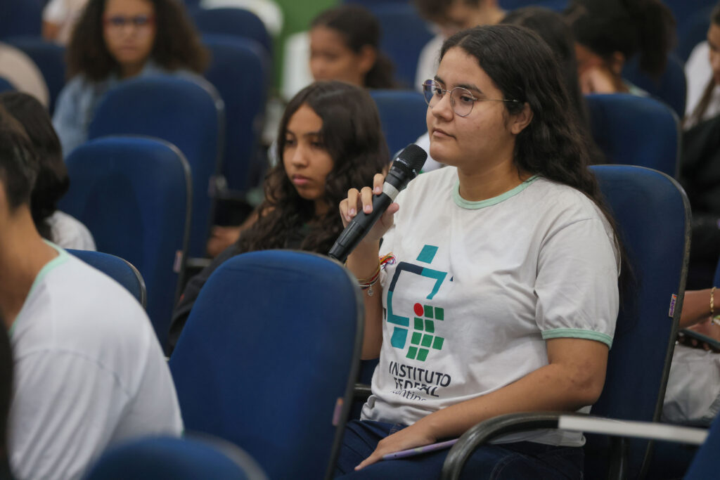 Estudante Sophia Coeli Mota Bringel contou que palestra a fez refletir sobre sua trajetória e destacou a importância da prevenção desde a infância - Foto: Júnior Suzuki
