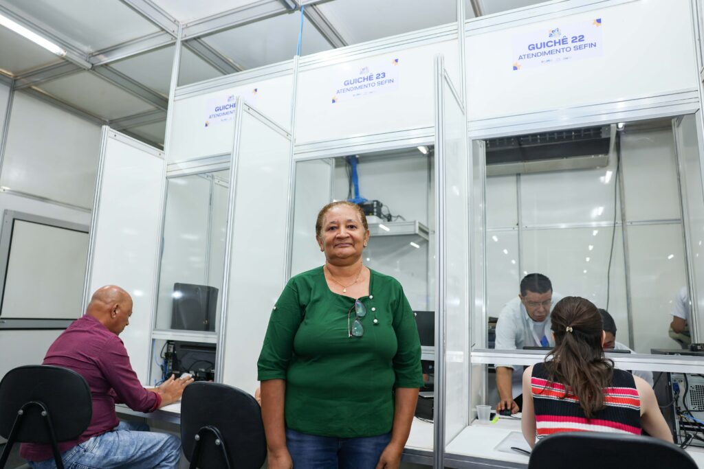 Dona de casa Maria da Conceição de Sousa, 59 anos, que buscava informações sobre o valor do seu débito de IPTU- Foto: Francisco Barros