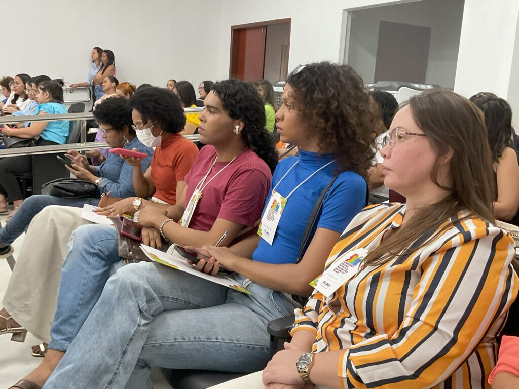 Secretária-executiva da Seirdh, Marieni Wieczorek (1ª à dir.), ao lado de Wanda Citó (centro) e Ágata Arinaie (à esq.) durante a conferência - Foto: Kaio Costa