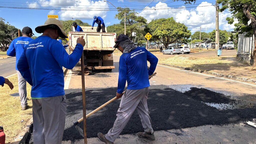 Equipes trabalhando na construção da primeira lombadas instalada - Foto: Jéssica Sá