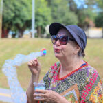 Dona Gegê Antunes participou da oficina e produziu brinquedo para o neto