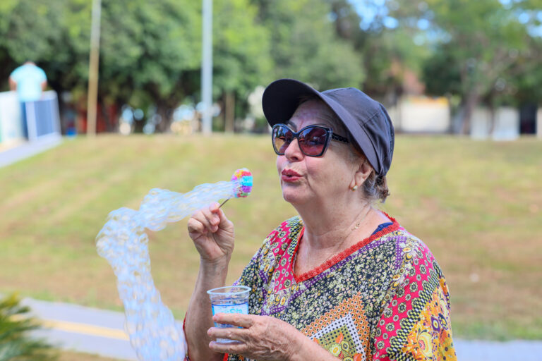 Fundação do Meio Ambiente de Palmas realiza oficina de brinquedo reciclado no Parque da Pessoa Idosa