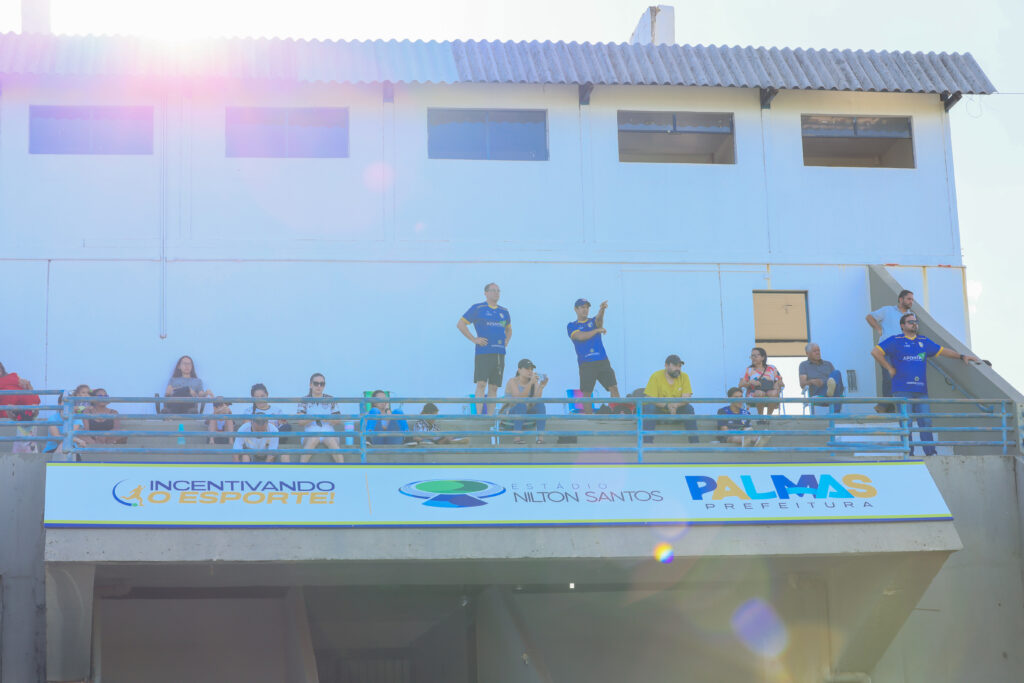 Torcedores na arquibancada do Estádio Nilton Santos durante jogo do GET Paraíso x Batalhão FC - Foto: Regiane Rocha