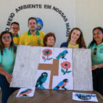 Técnicos da FMA ensinaram idosos a produzir painel com papel machê