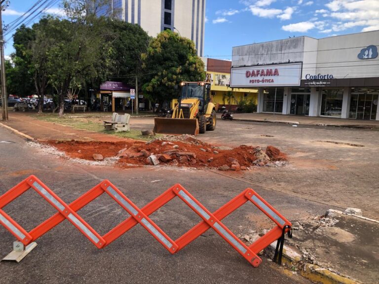 Bolsão de estacionamento da Avenida JK passa por manutenção