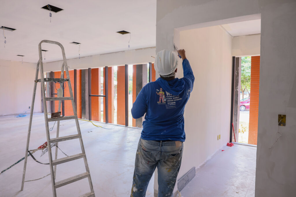 Pintura é um dos últimos serviços da obra - Foto: Lia Mara