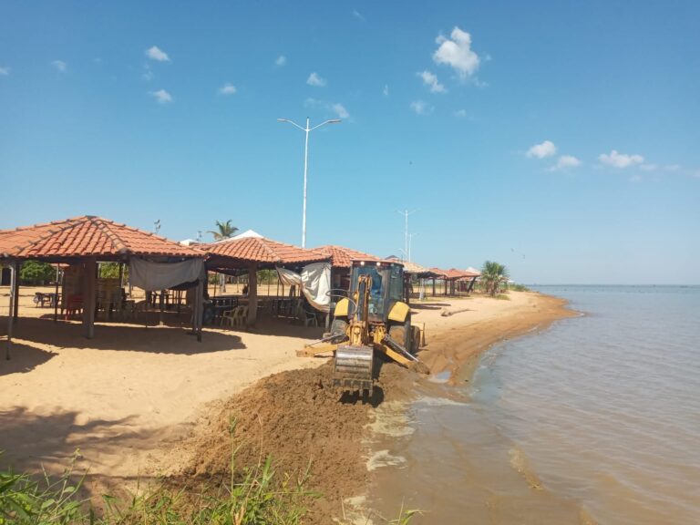 Faixa de areia da Praia das Arnos recebe limpeza para melhorar área de banho