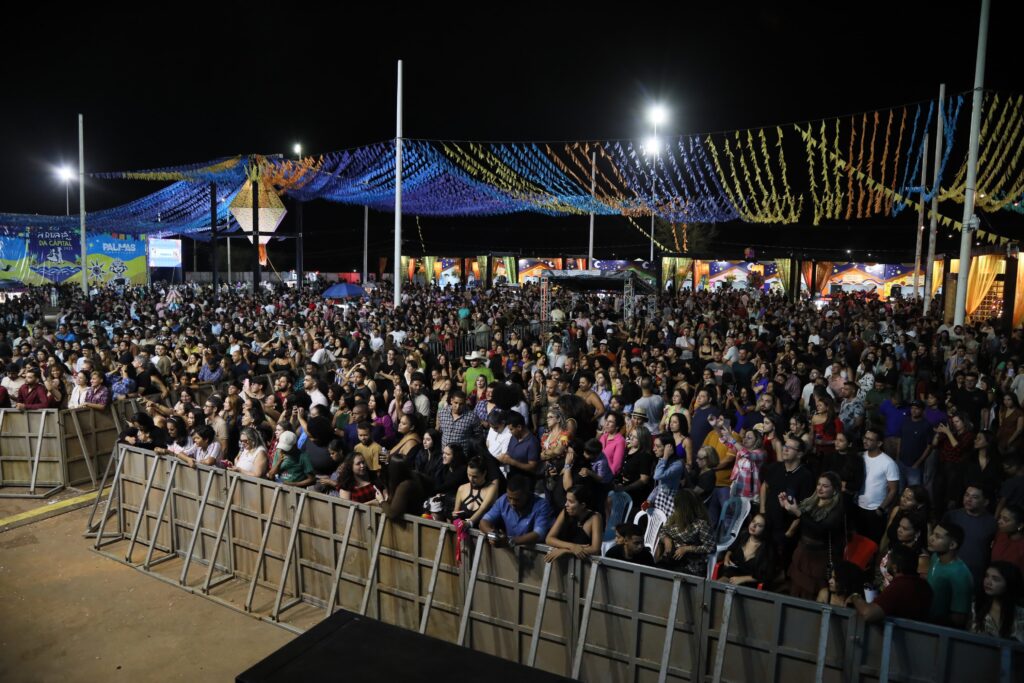 Cerca de 4,3 mil pessoas, entre crianças, jovens e idosos, prestigiaram o show da banda - Foto: Edu Fortes<br><br>