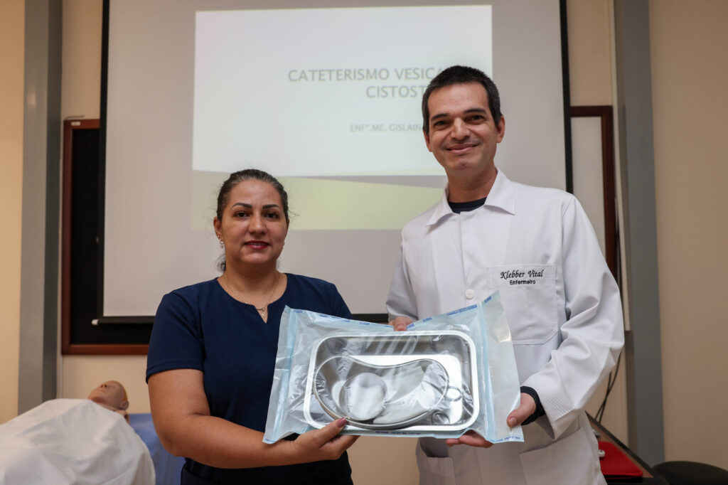A enfermeira Gislane Aneanes realizou a entrega de um dos kits de cateterismo vesical ao enfermeiro Klebber Vital - Foto: Lia Mara