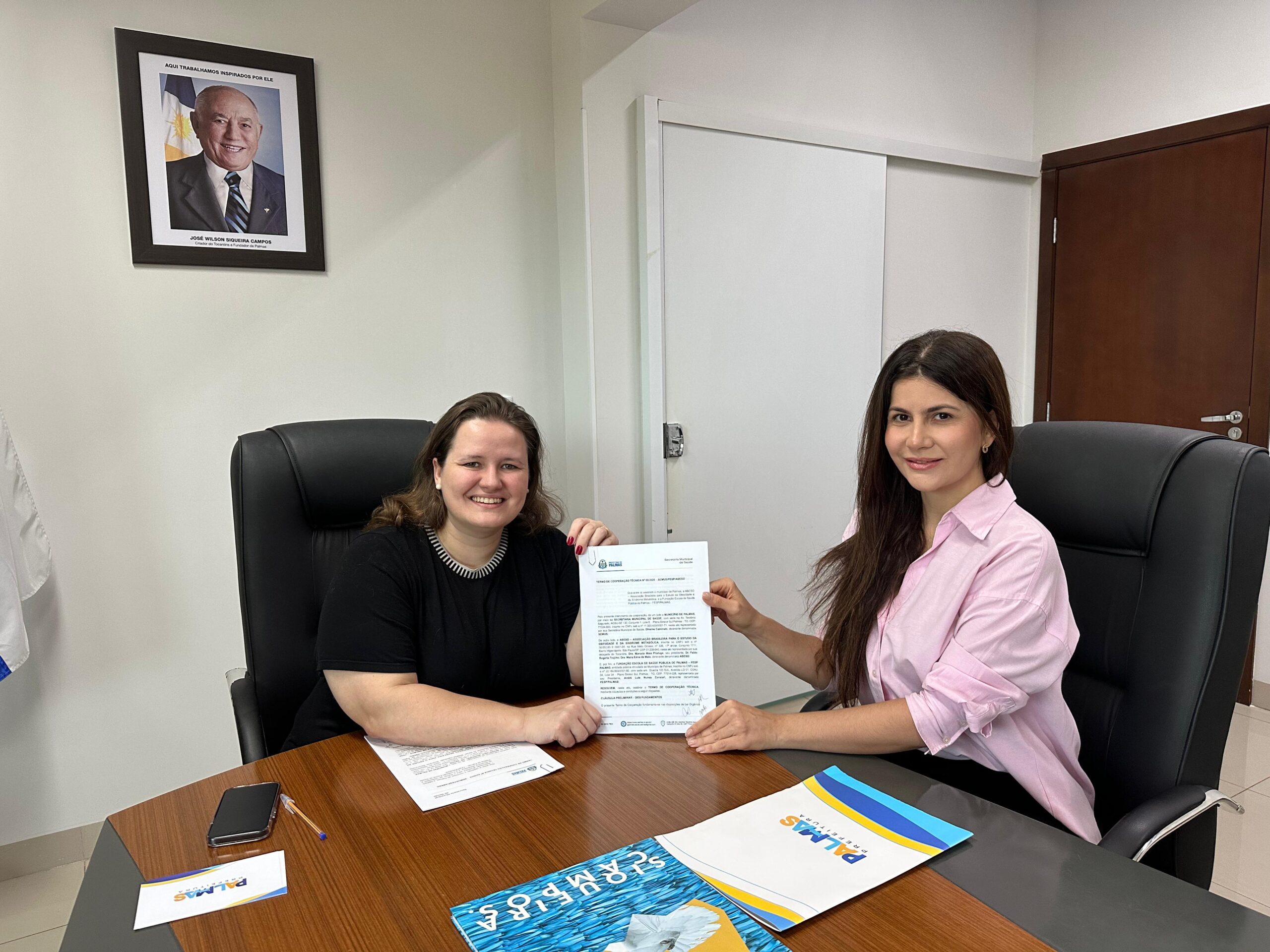Secretária de saúde Dhieine Caminski com o termo junto a delegada da Abeso, Marcela Maia Pitaluga