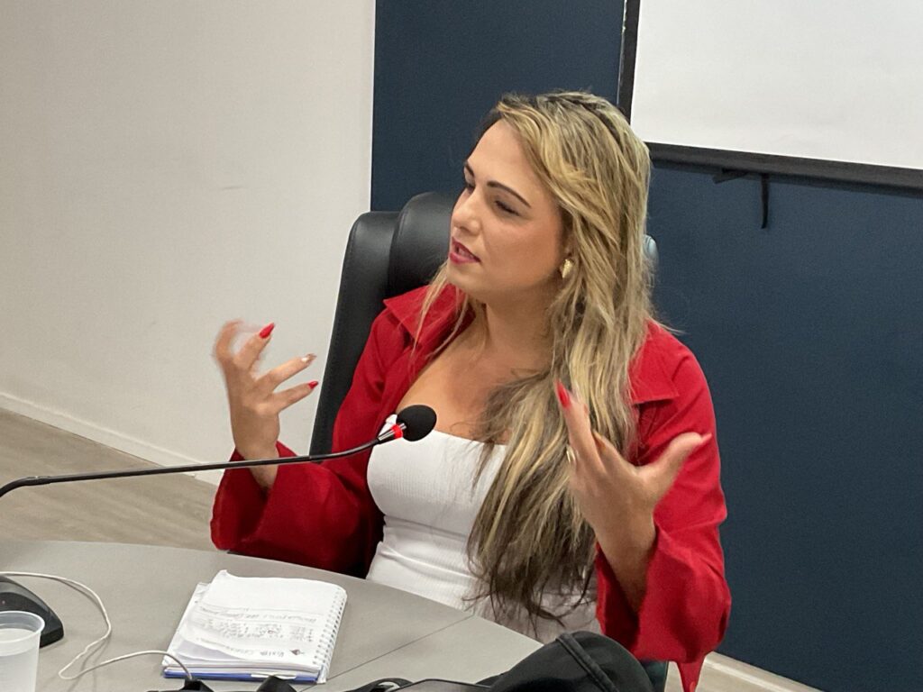 Tathiane Araújo preside a RedeTrans Brasil e elogiou o trabalho desenvolvido pelo Município durante a audiência pública realizada nesta quinta, 12 - Foto: Kaio Costa