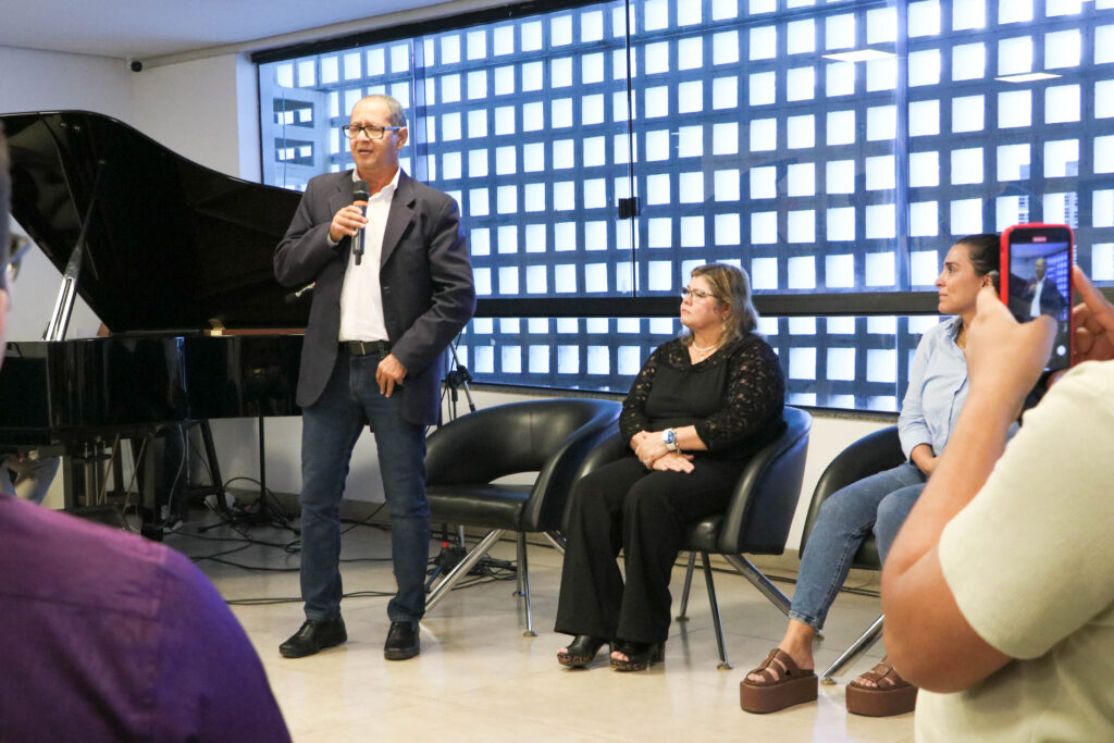 Nova diretoria do Conselho Municipal de Políticas Culturais de Palmas é empossada 37 “Tudo se constrói a várias mãos”, afirmou o secretário Soró ao se dispor a ajudar o Conselho na promoção da cultura em toda a Capital – Foto: Flávia Ruth