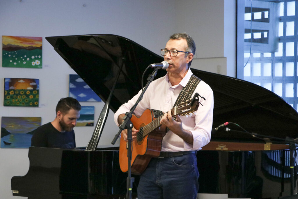 Nova diretoria do Conselho Municipal de Políticas Culturais de Palmas é empossada 39 O público presente foi agraciado pela apresentação dos artistas Toninho Borges (voz e violão) e César Carvalho (piano) – Foto: Flávia Ruth