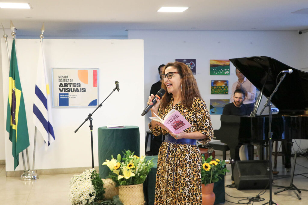 Nova diretoria do Conselho Municipal de Políticas Culturais de Palmas é empossada 40 Gislene Camargos ficou encarregada de entregar um pouco de poesia para o público que prestigiou a solenidade de posse da nova diretoria do CMPC – Foto: Flávia Ruth