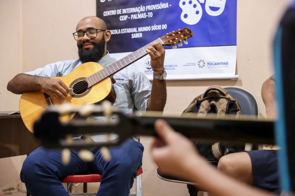 Professor Isaac durante oficina de violâo - Foto: Júnior Suzuki