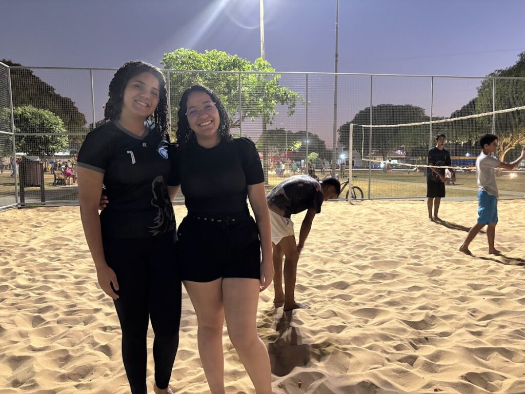 As estudantes Giovana e Júlia celebraram a entrega do novo espaço para jogar vôlei