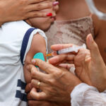 Pessoas de 1 a 29 anos devem ter duas doses registradas. Já para quem tem entre 30 e 59 anos, é recomendada uma dose única da vacin