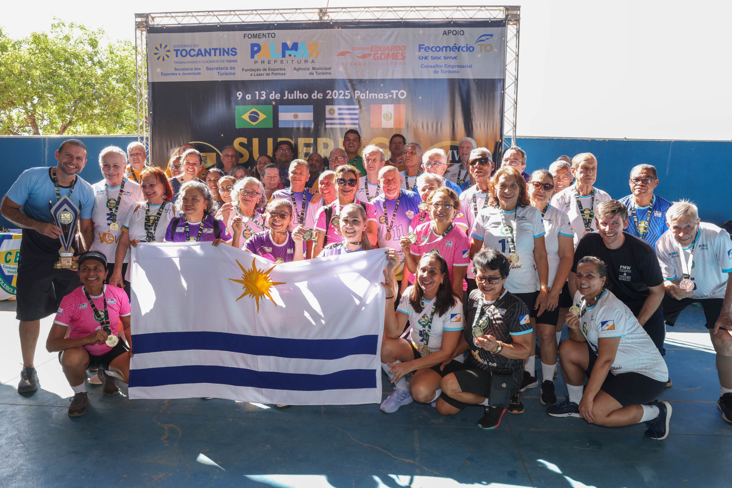 Integrantes das equipes do Projeto VóVôlei de Palmas posam com as medalhas que ganharam após disputarem a Superliga de Vôlei Adaptado