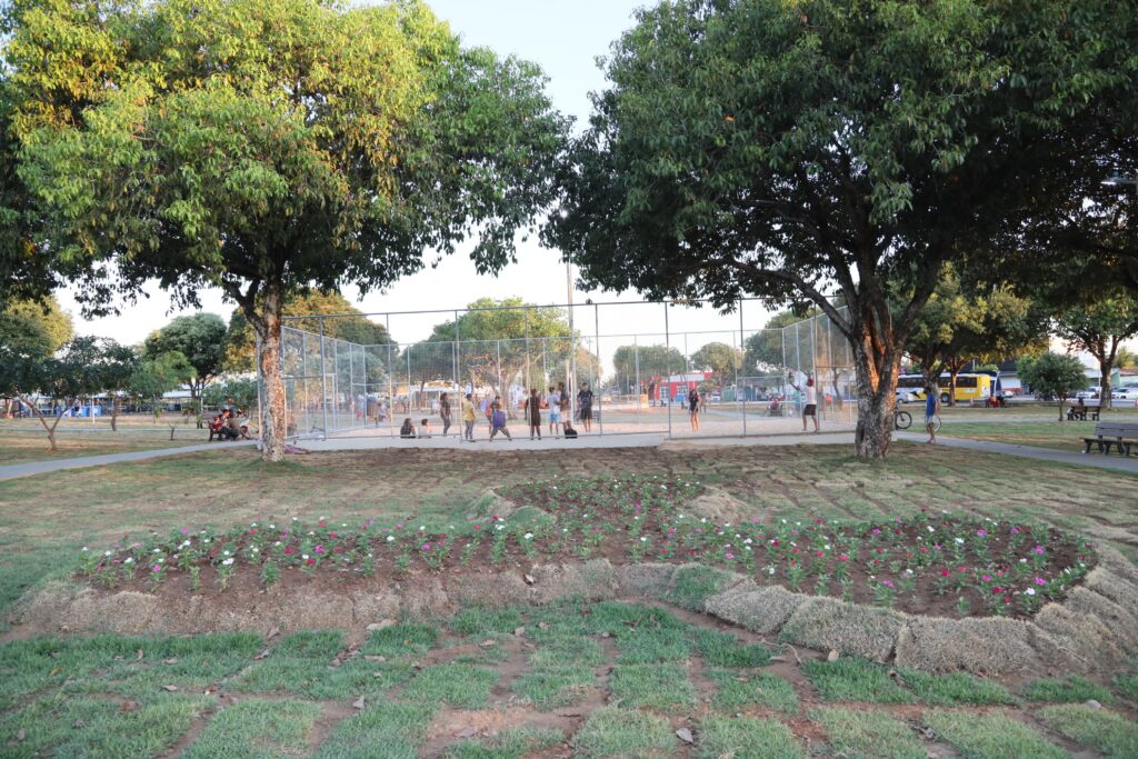 Local também recebeu paisagismo, nova iluminação, calçamento, bancos e lixeiras
