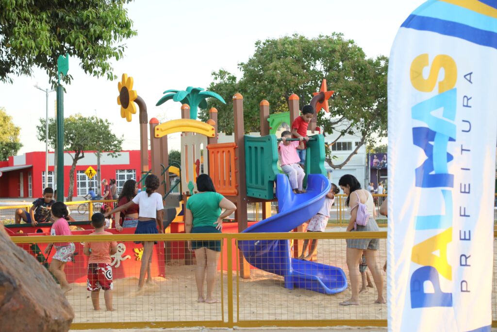Crianças brincando no novo parque infantil instalado na Praça Brasília