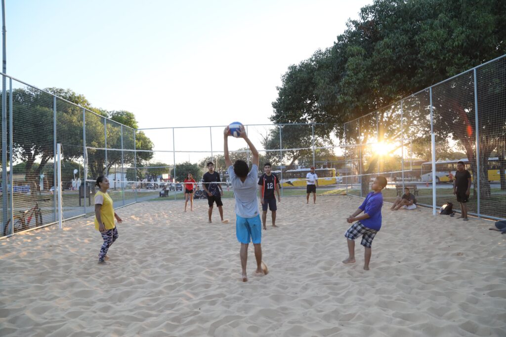 Crianças brincando na quadra de areia, na Praça Brasília