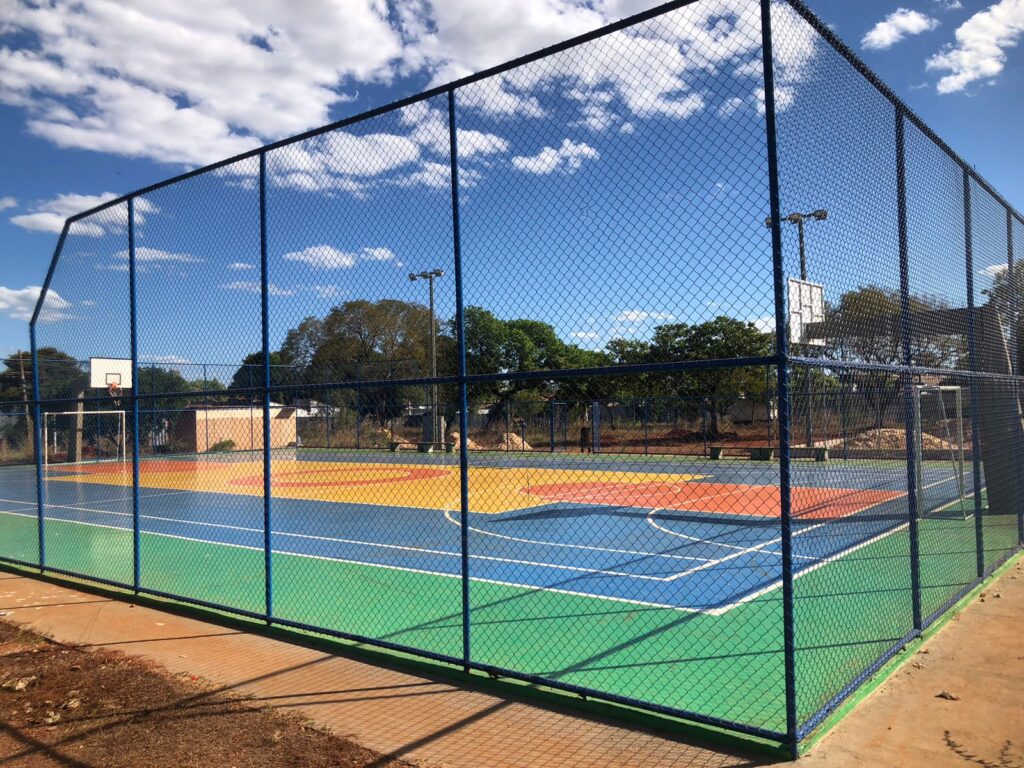 A quadra poliesportiva, que já está construída, será equipada com piso modular, mais resistente - Foto: Alcione Luz