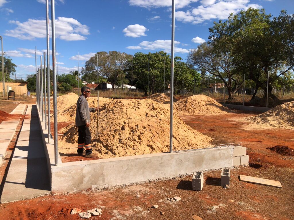 Construção da quadra de areia da praça - Foto: Alcione Luz