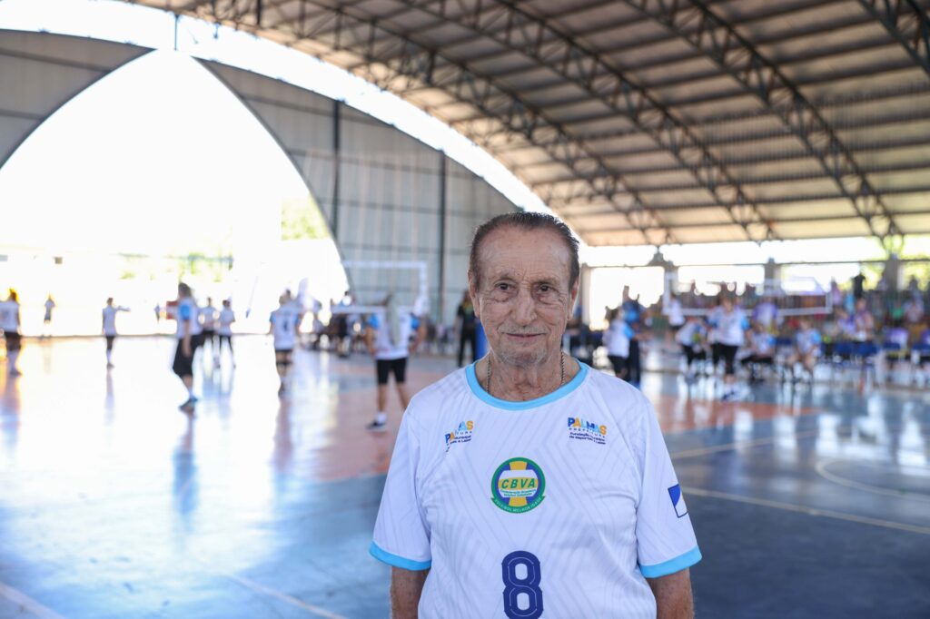 O aposentado Arestides Ruiz Vasques, de 88 anos, do Projeto VóVôlei , participa das competições na categoria 75+ - Foto: Francisco Barros