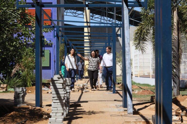 Prefeito Carlos Velozo realiza visita técnica a unidades educacionais em obras