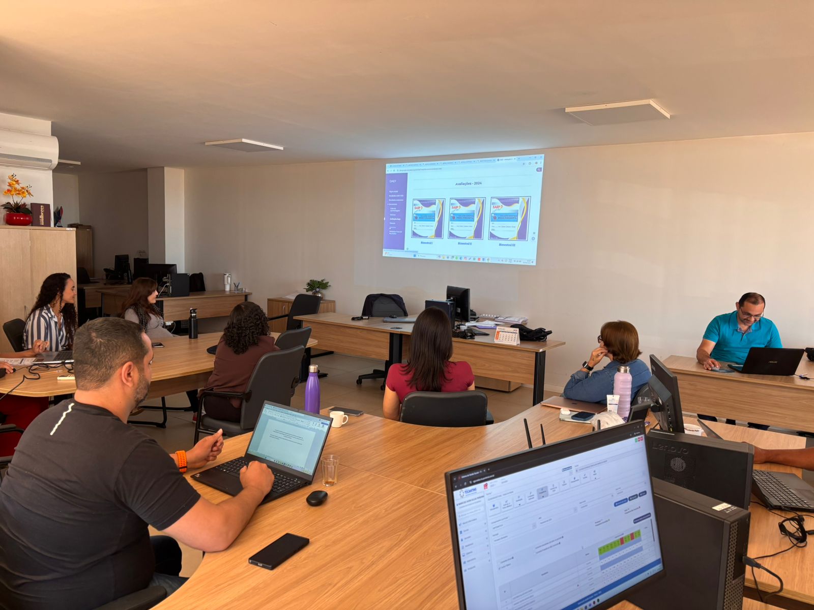 Técnicos responsáveis pela revisão coletiva dos itens que compõem as provas do Saep