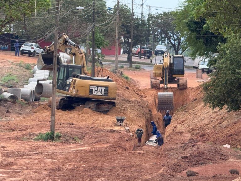 Obras de infraestrutura avançam na região da Baixada do Jardim Aureny III com execução dos serviços de drenagem