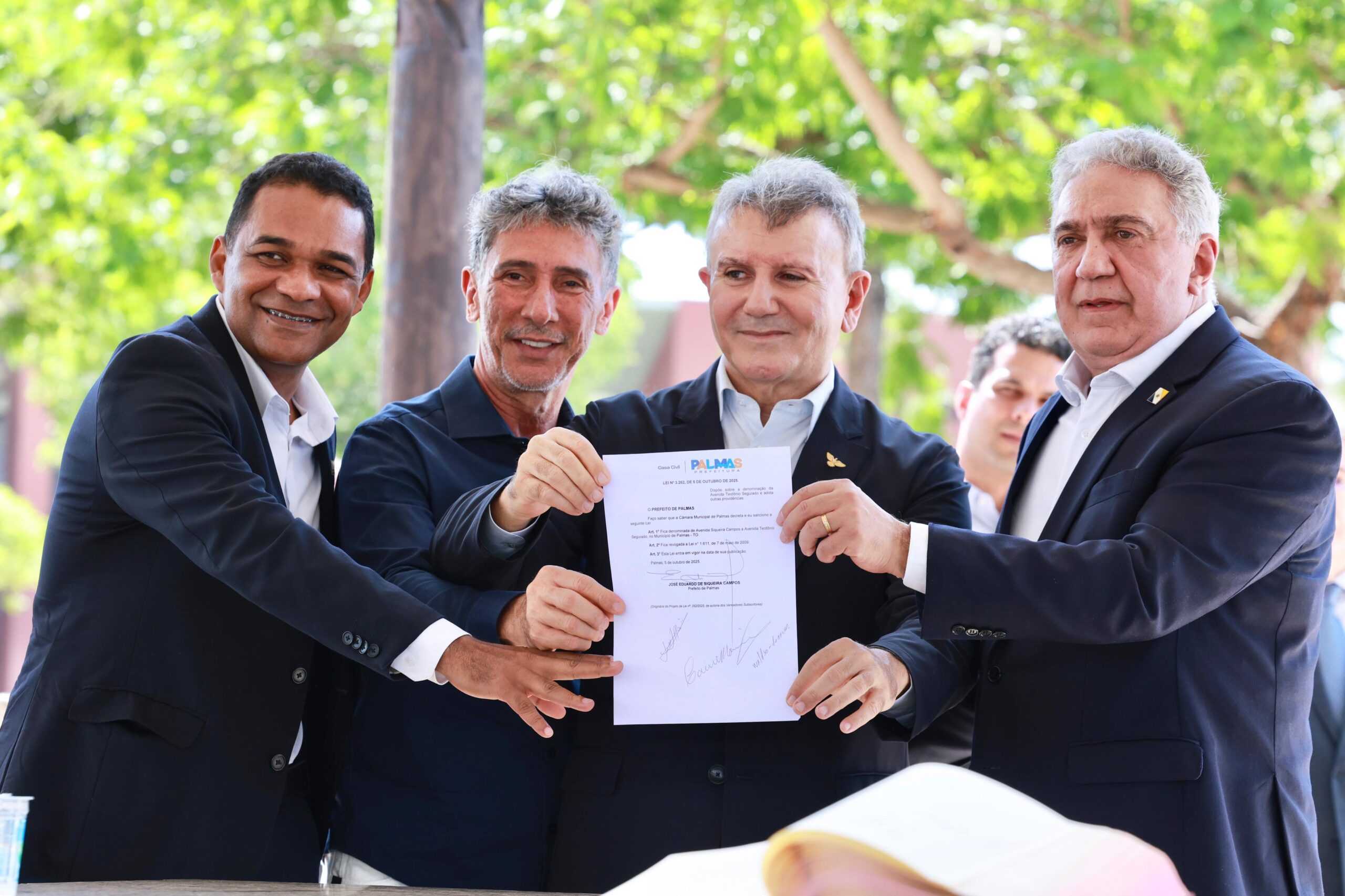 Prefeito Eduardo Siqueira Campos sanciona lei que homenageia governador Siqueira Campos em principal avenida da Capital